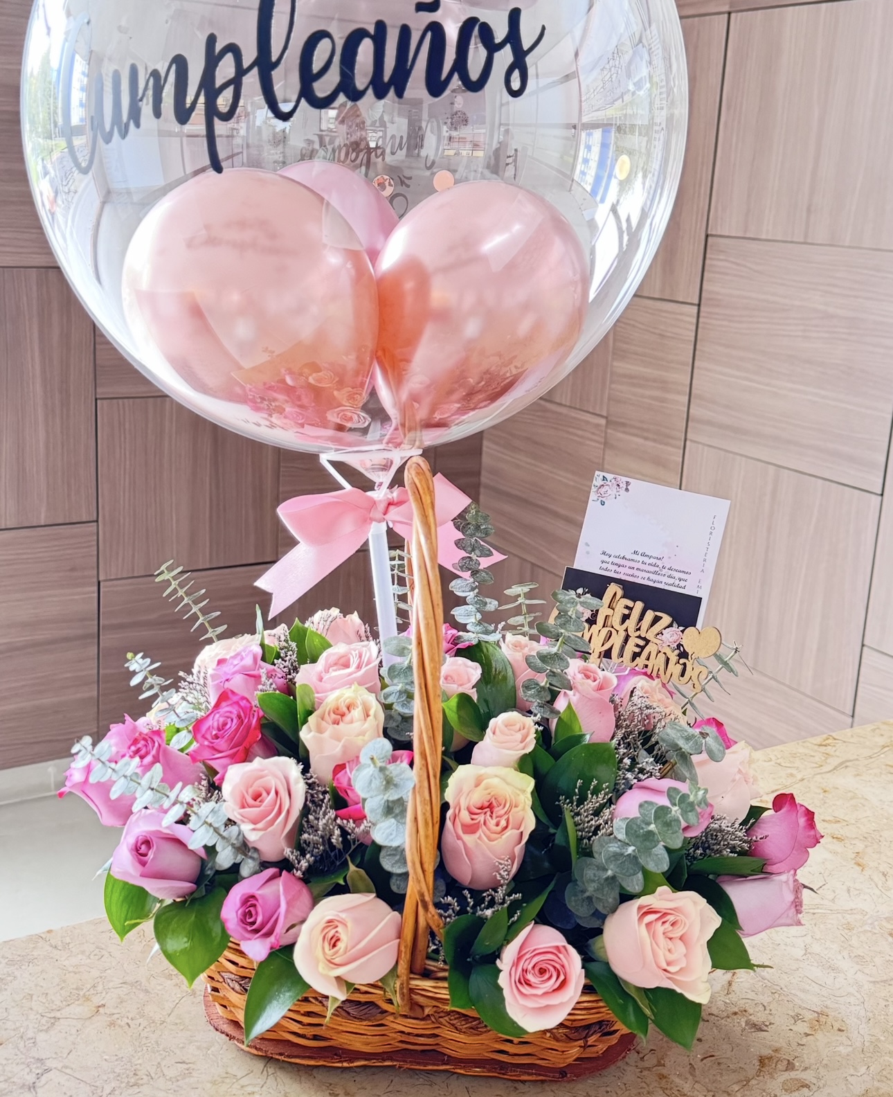 Canasta floral con globo