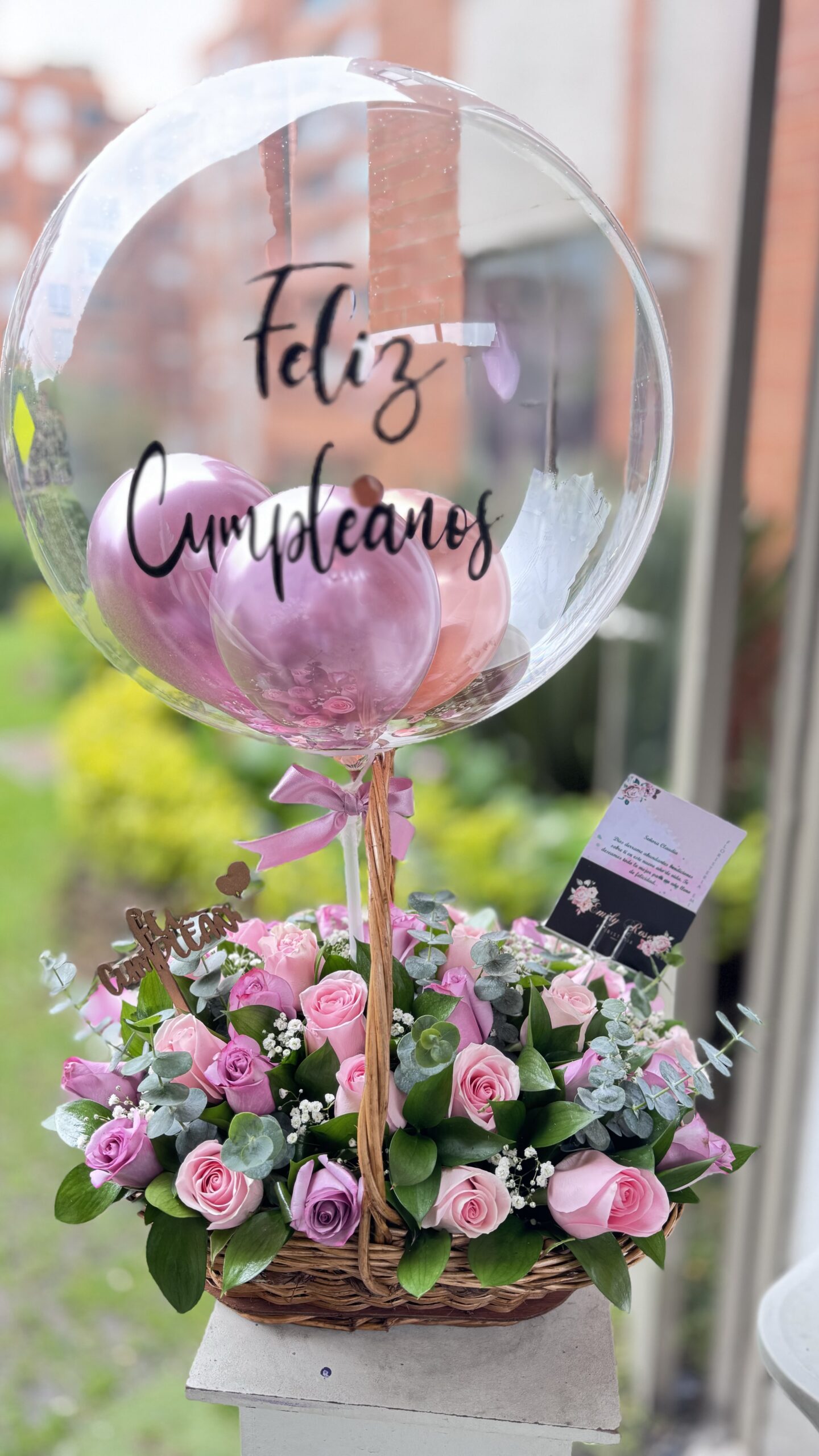 Canasta floral con globo - Imagen 2