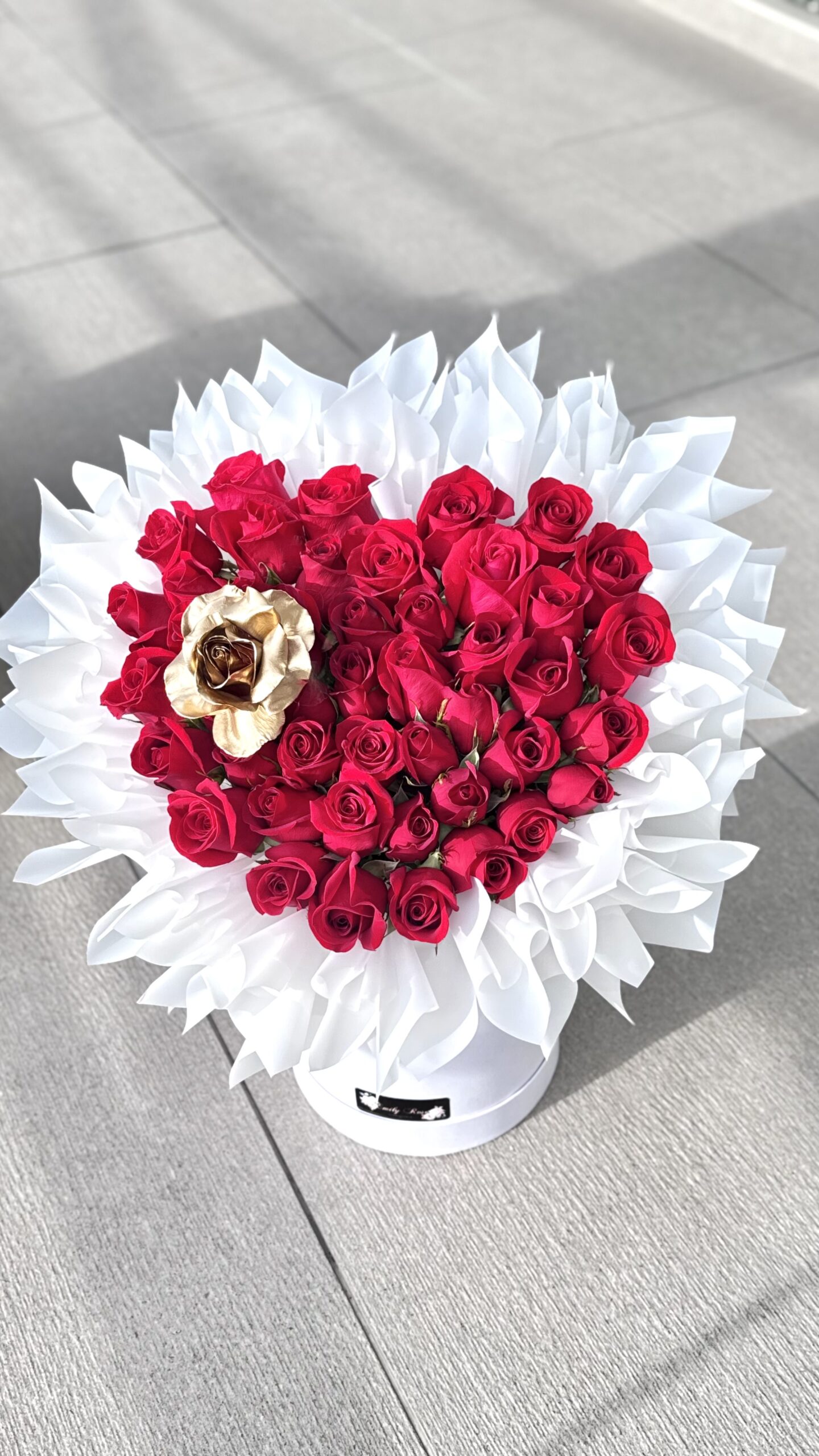 Caja Golden Love 50 Rosas - Imagen 2